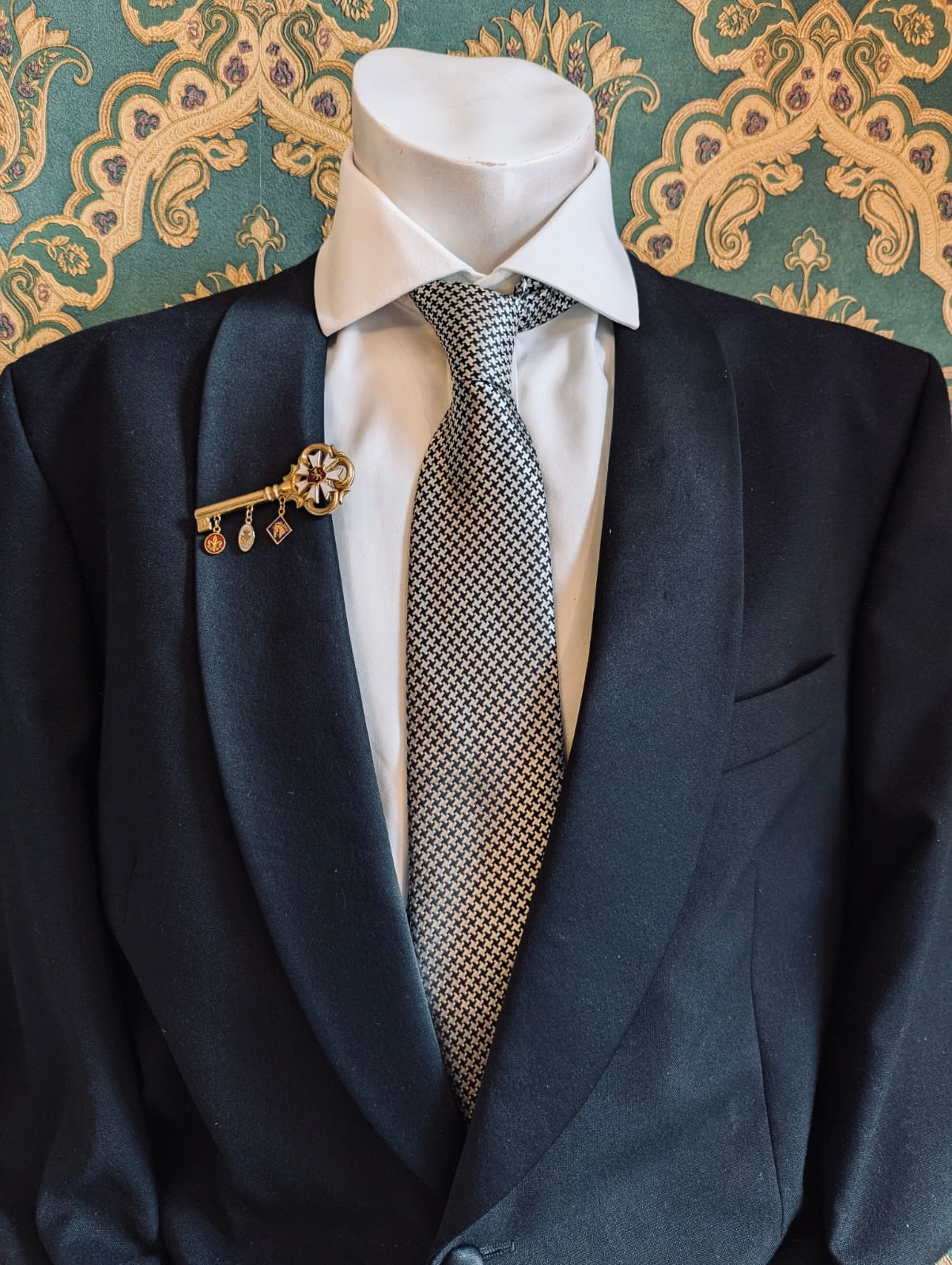 Broochellla Men's Knights' Key tie clip vintage gold tone metal enamel designer luxury