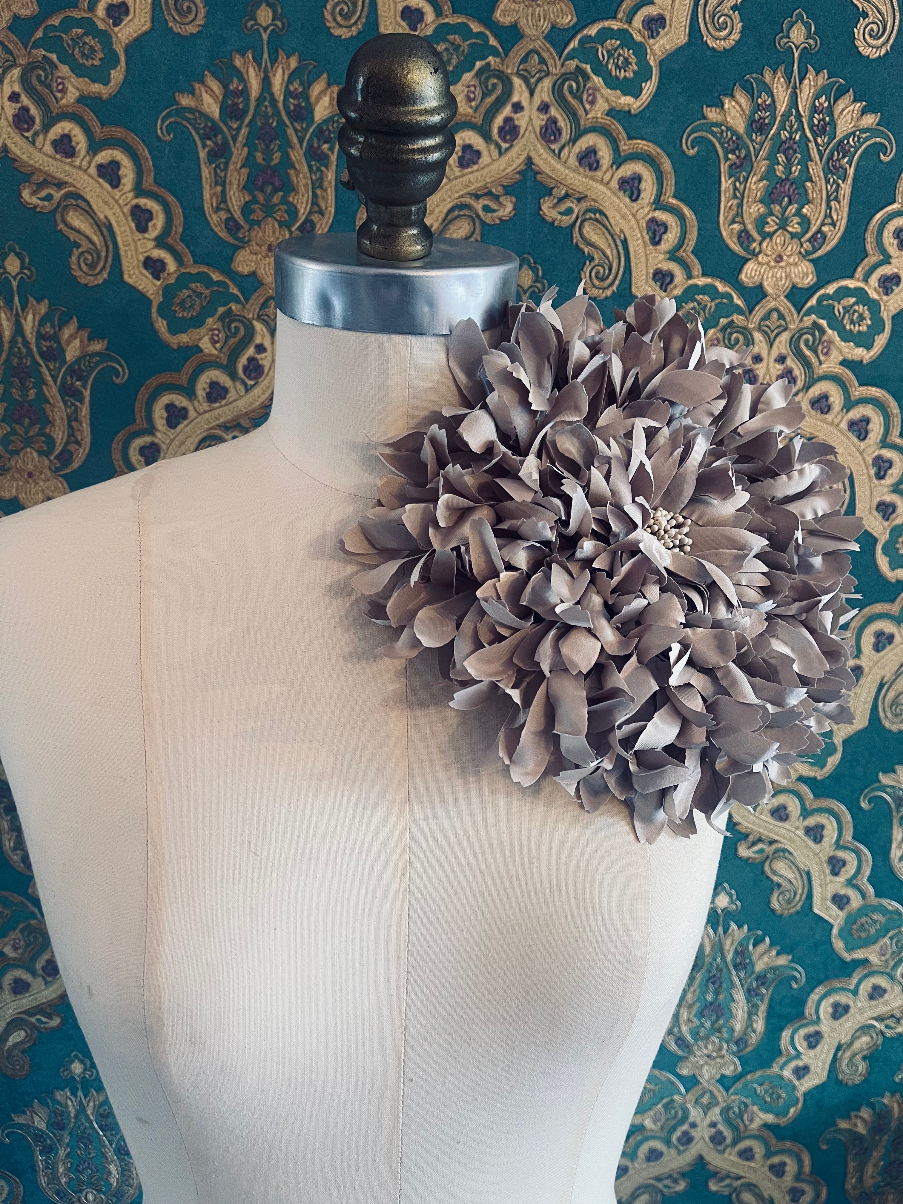 Broochella Crisantemo gigante flower brooch beige silk designer luxury women’s