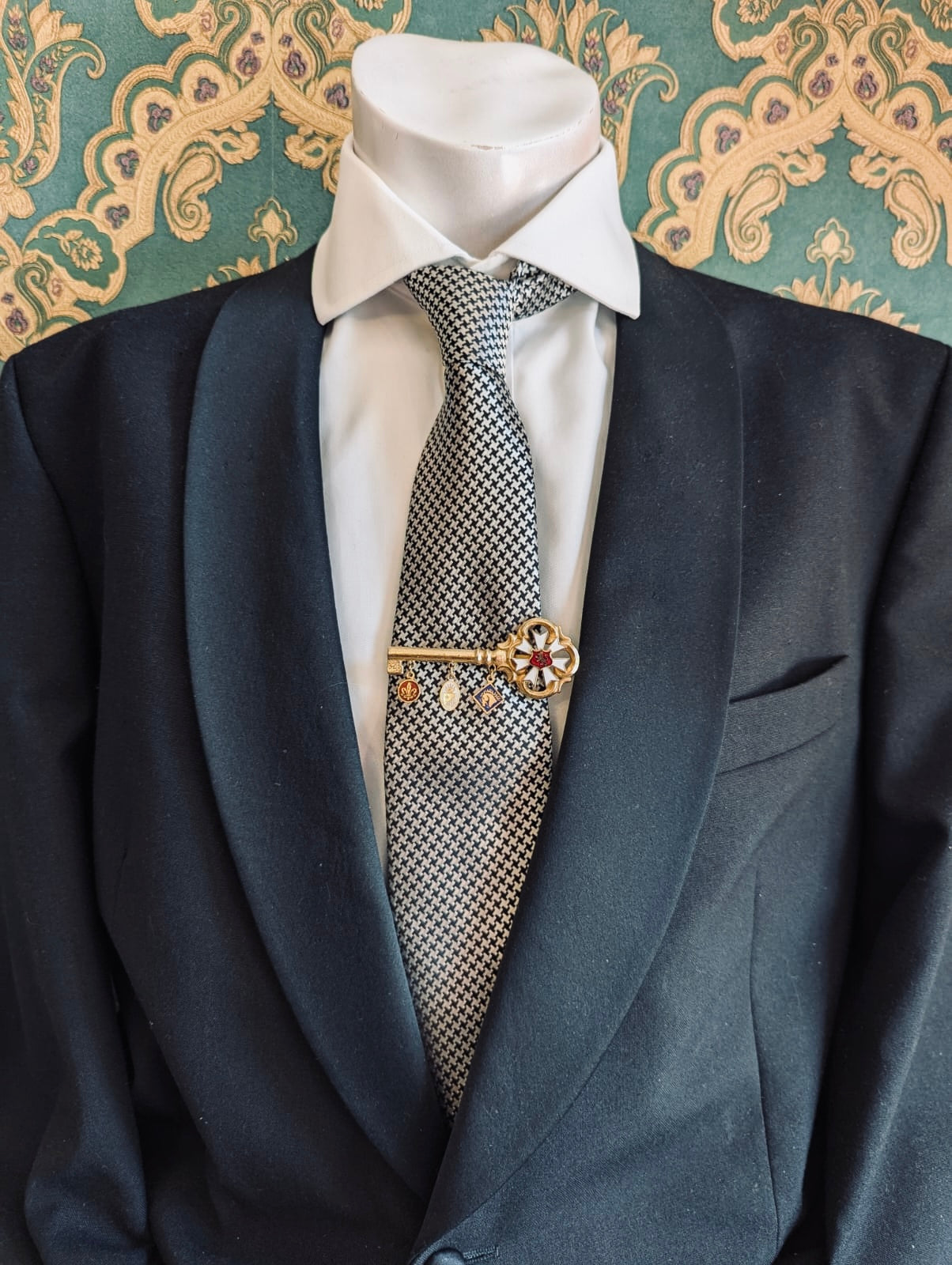 Broochellla Men's Knights' Key tie clip vintage gold tone metal enamel designer luxury