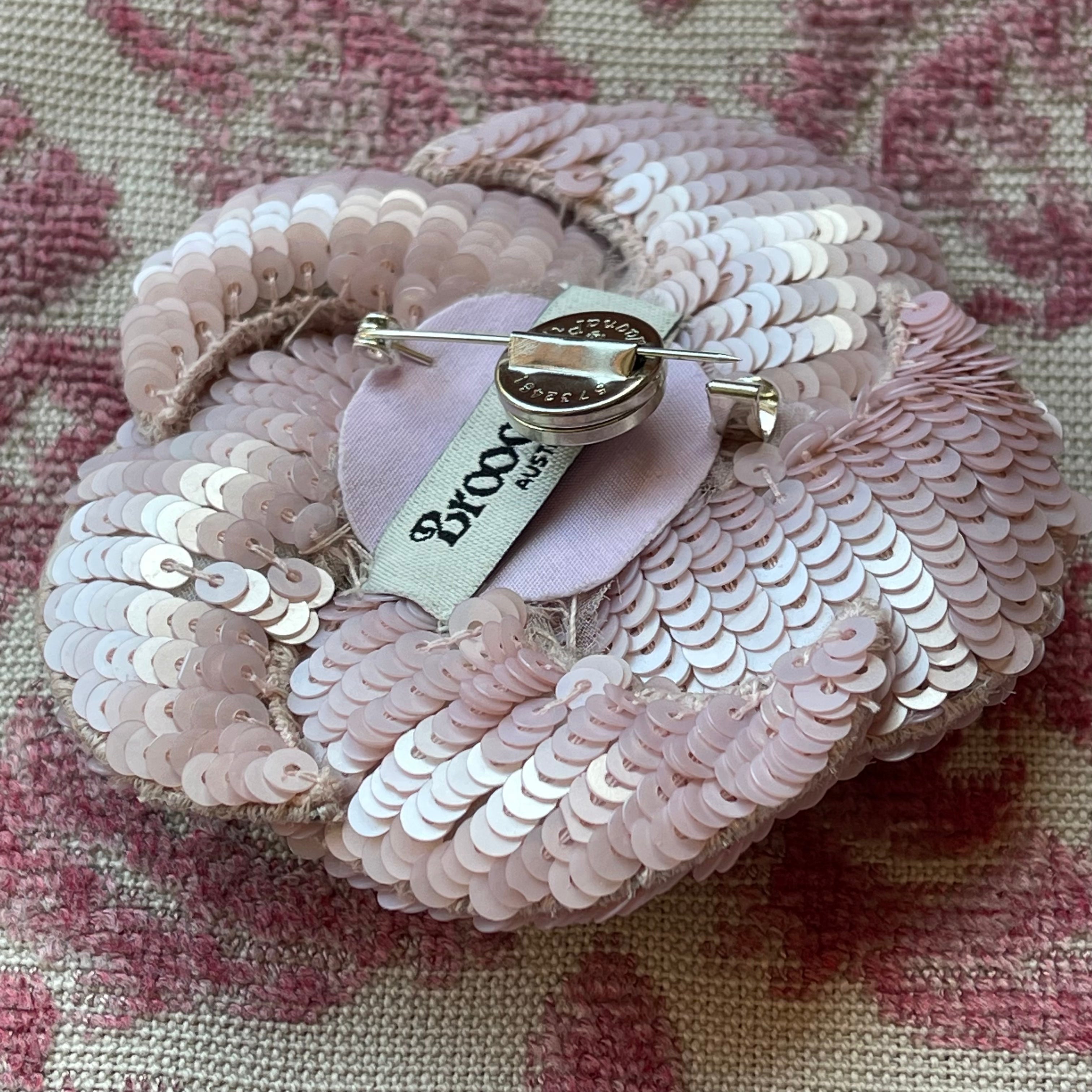 Broochella brooch magnet magnapin silver tone metal