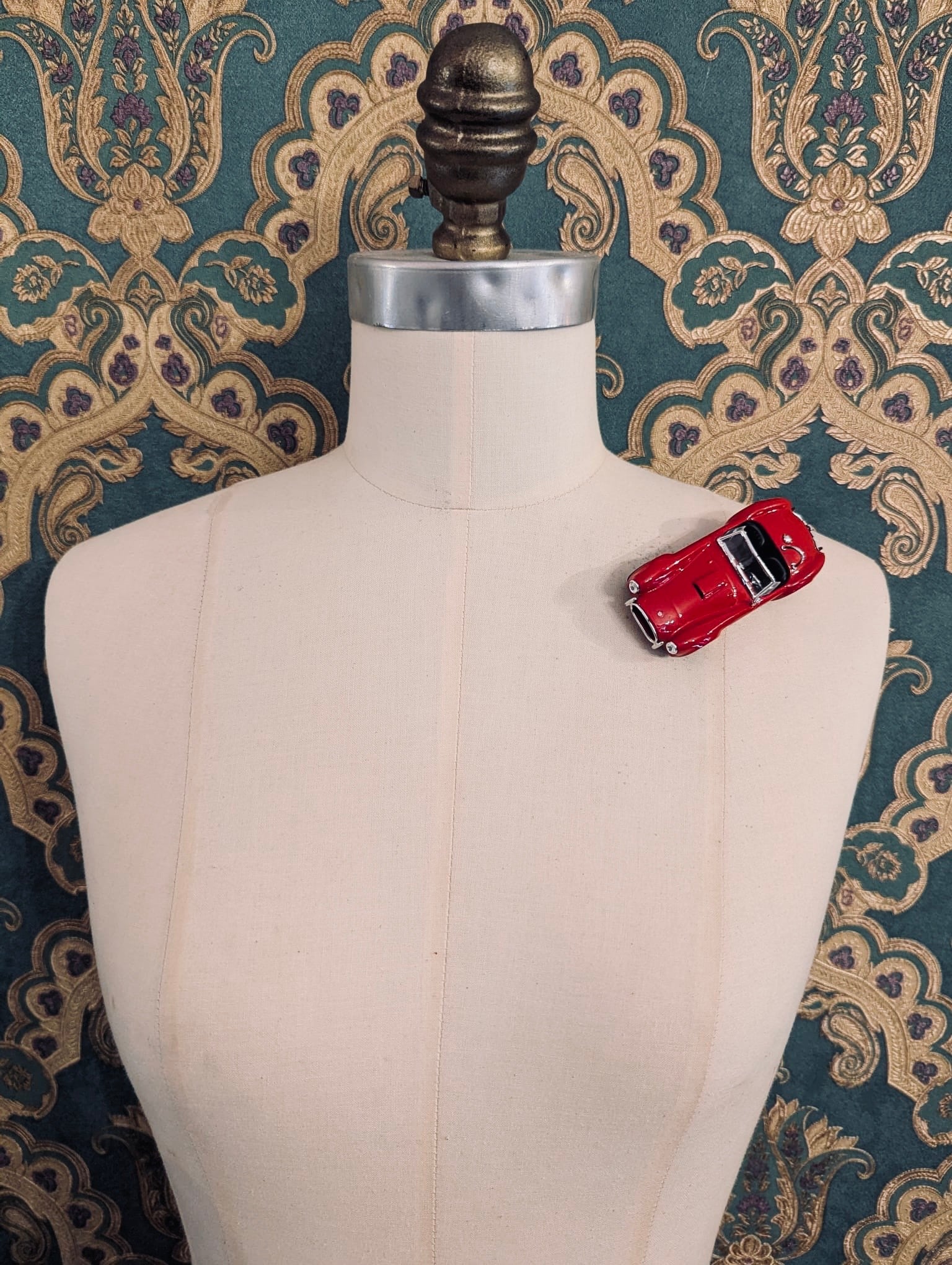 Broochella Rosso Roadster No.427 – Vintage Convertible Racing Car Brooch red upcycled luxury designer men's women's Scuderia d'Oro