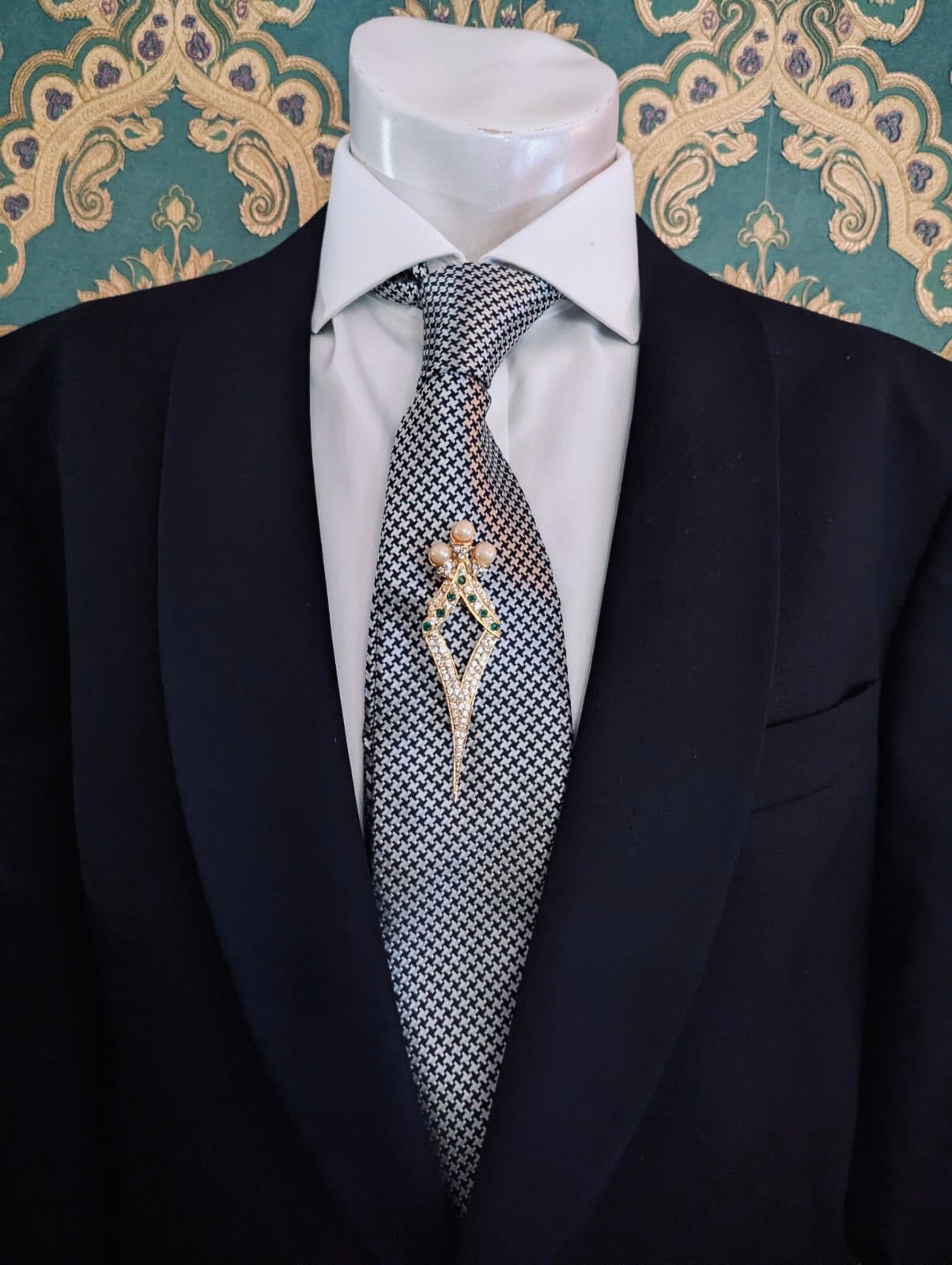 The Men’s Vintage Emerald Sting Jewel Brooch