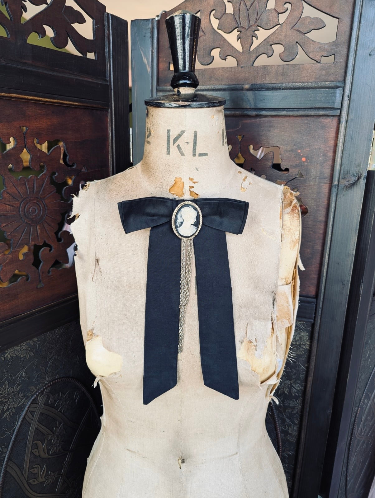 Cameo della Contessa Bow Brooch Pin