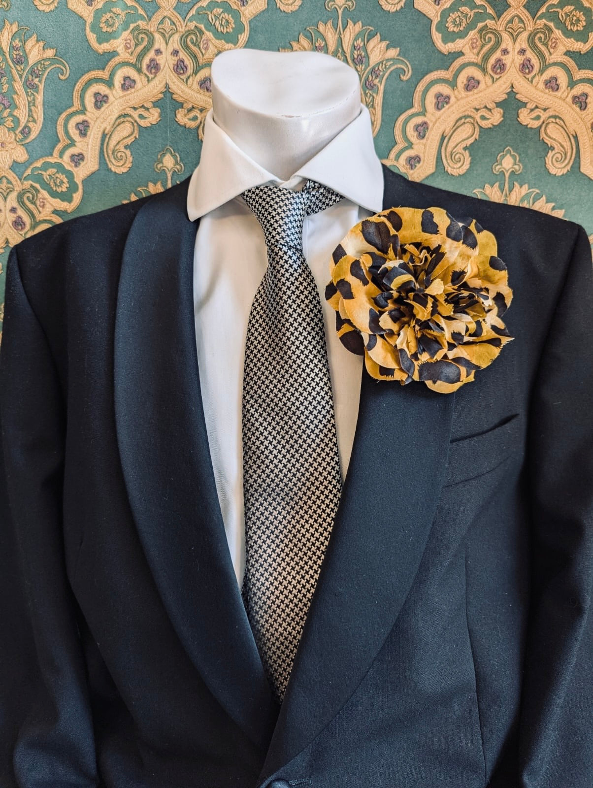 Broochella Men's Leopard flower brooch pin animal black brown handmade luxury designer 