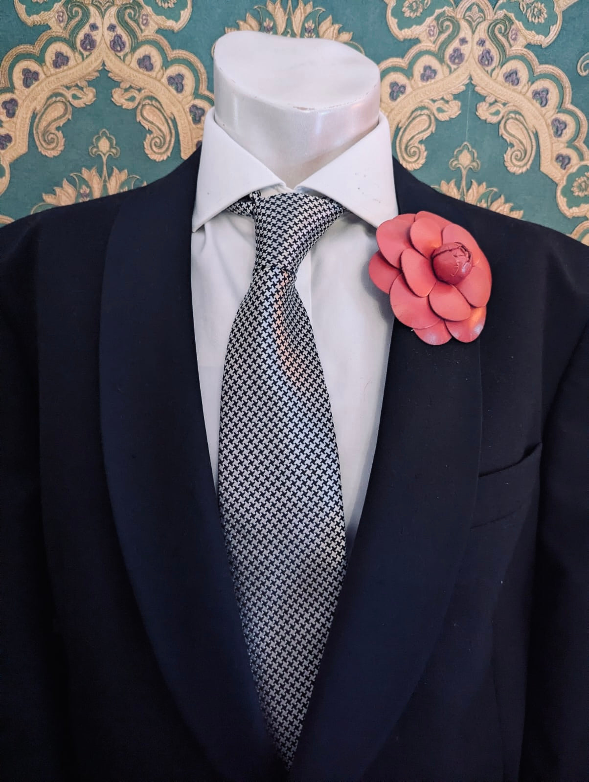 Broochella Men’s Camelia Uomo flower brooch pin leather handmade designer luxury Rose gold pink