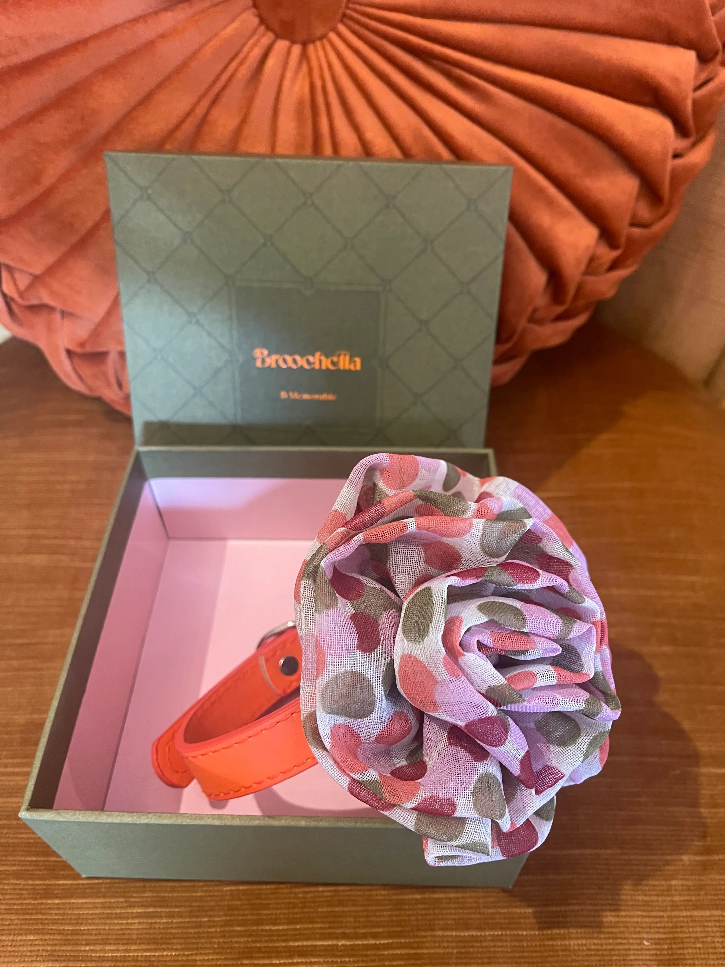 Broochella Poochella brassica flower pet collar in pink. Pictured in a green broochella box. 