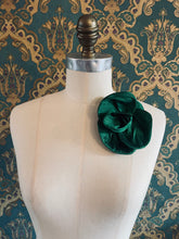 Load image into Gallery viewer, Bellucci_silk-flower-brooch_emerald-6
